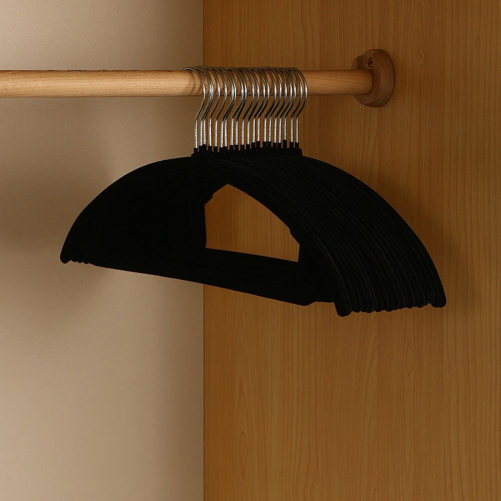 Non-Slip Velvet Curve Hangers for Wrinkle-Free Clothing