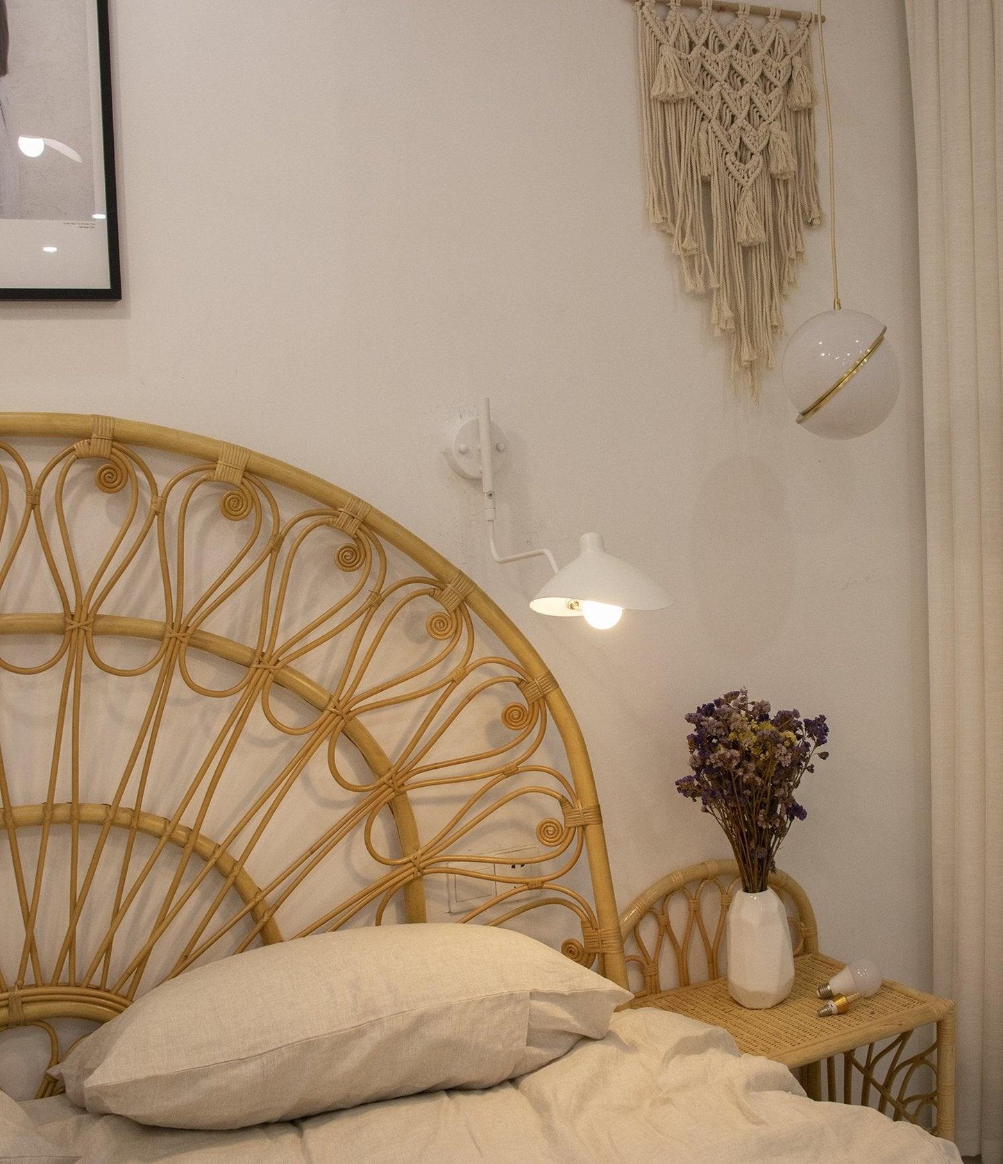 Modern Adjustable Wall Lamp with Rotating Shade