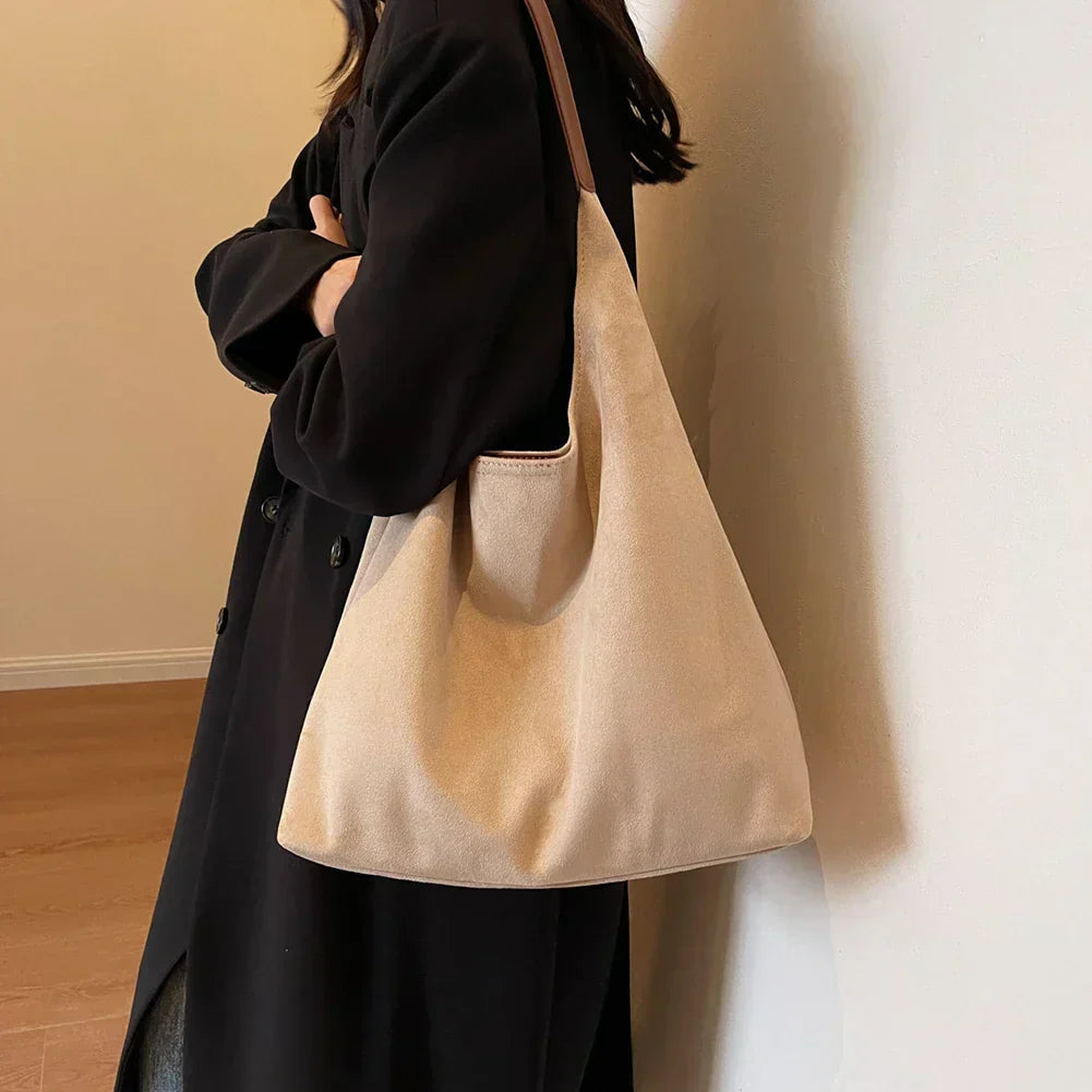 Spacious Elegant Shoulder Bag for Everyday and Evening Use
