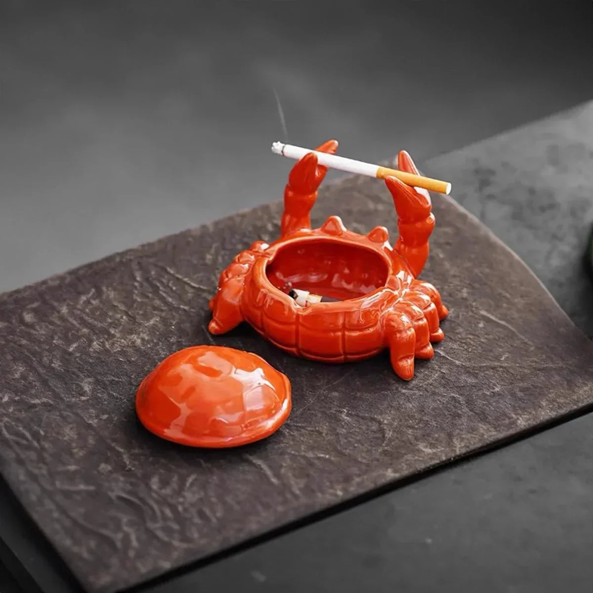 Luxury Oriental Crab Design Ceramic Ashtray with Fly-Repellent Lid