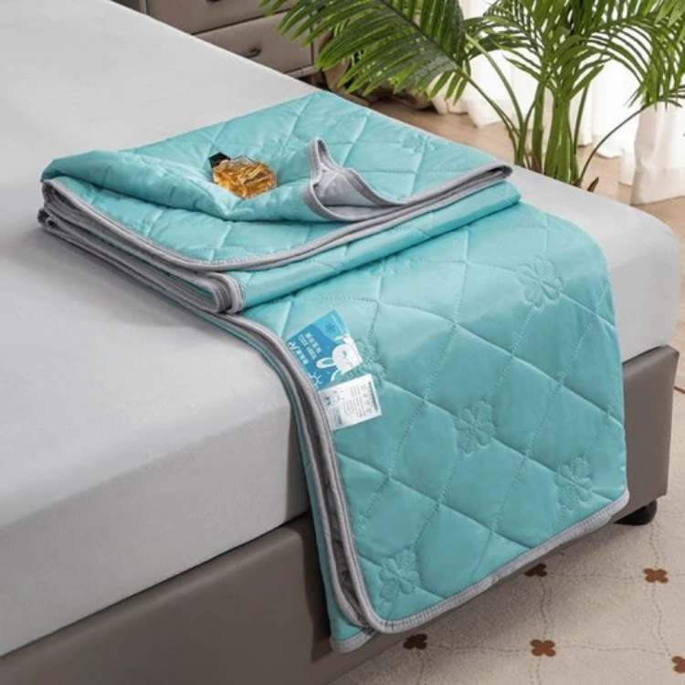 Hypoallergenic Summer Breeze Cooling Blanket