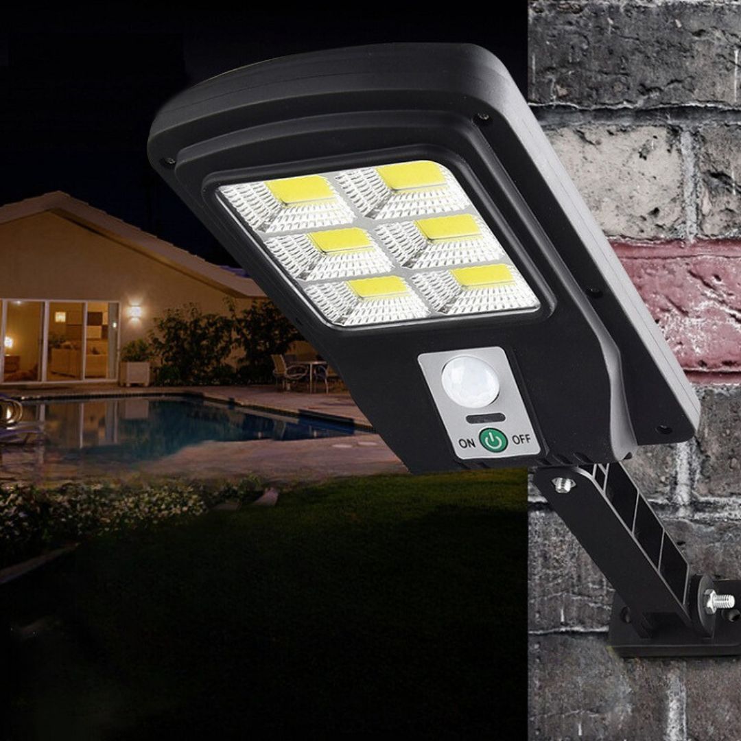Solar-Powered Street Light with 4000 Lumens