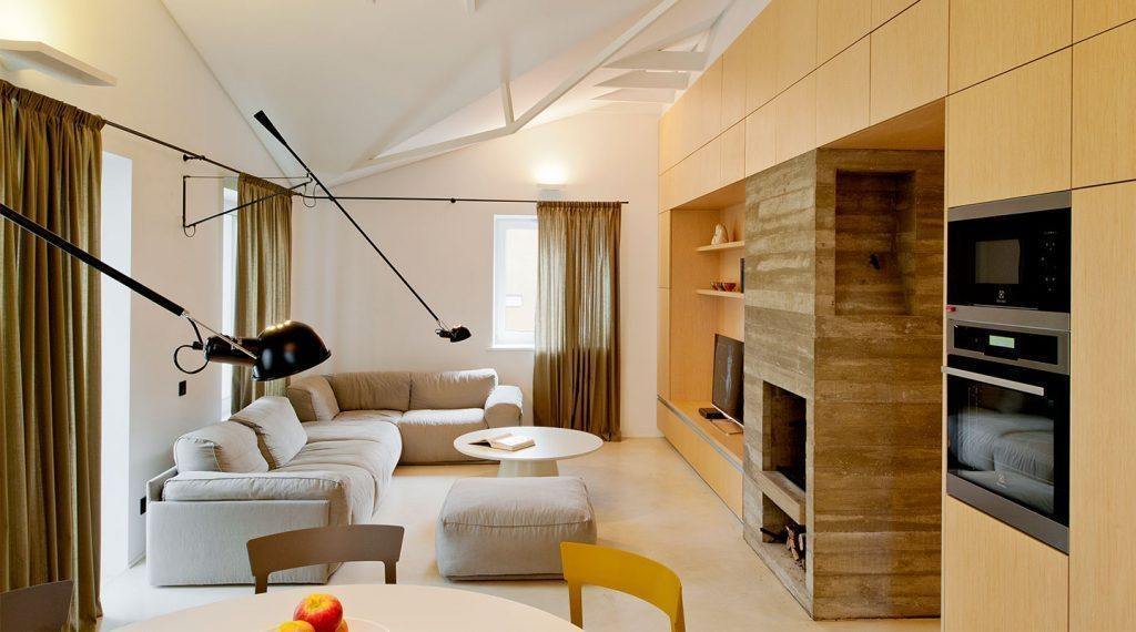 Adjustable Industrial Wall Lamp with Metal Shade