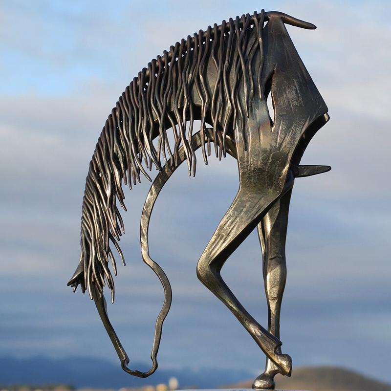 Handcrafted Metal Horse Sculpture for Garden Decoration