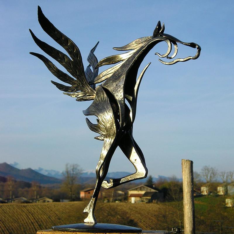 Handcrafted Metal Horse Sculpture for Garden Decoration