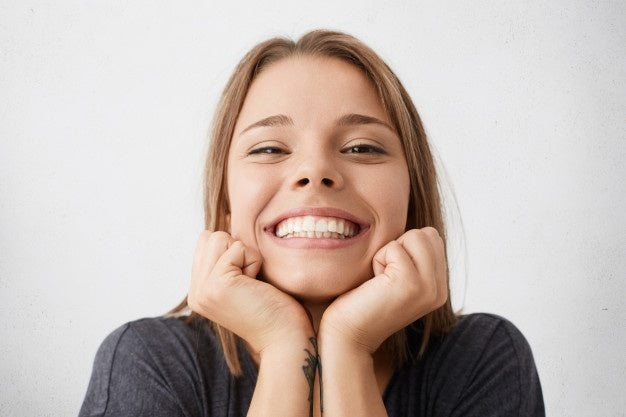 Natural-Looking Dental Prosthesis with Customizable Lenses
