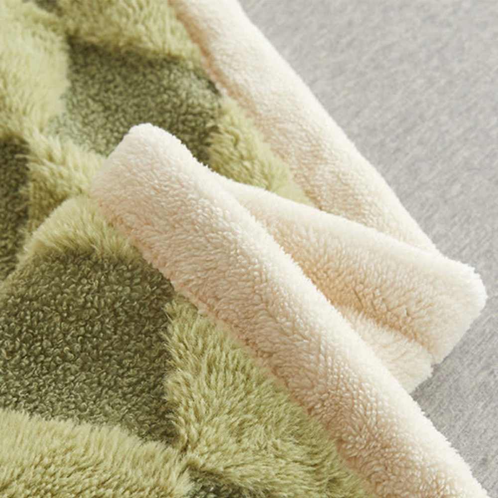 Soft Microfiber Diamond Pattern Comfort Blanket