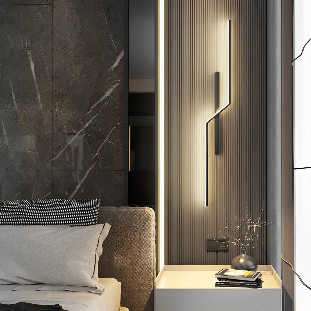 Modern Minimalist LED Wall Lamp in Black and Gold