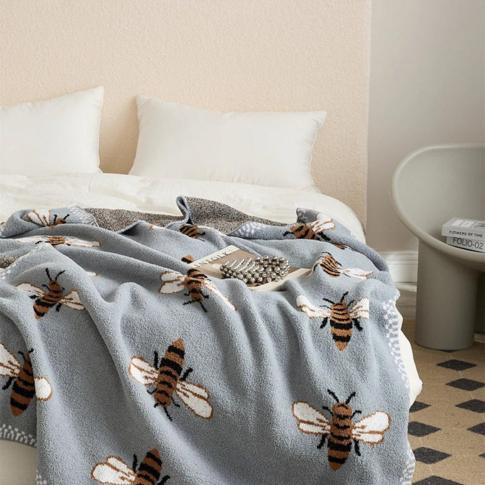Cozy Bee Pattern Microfiber Throw Blanket