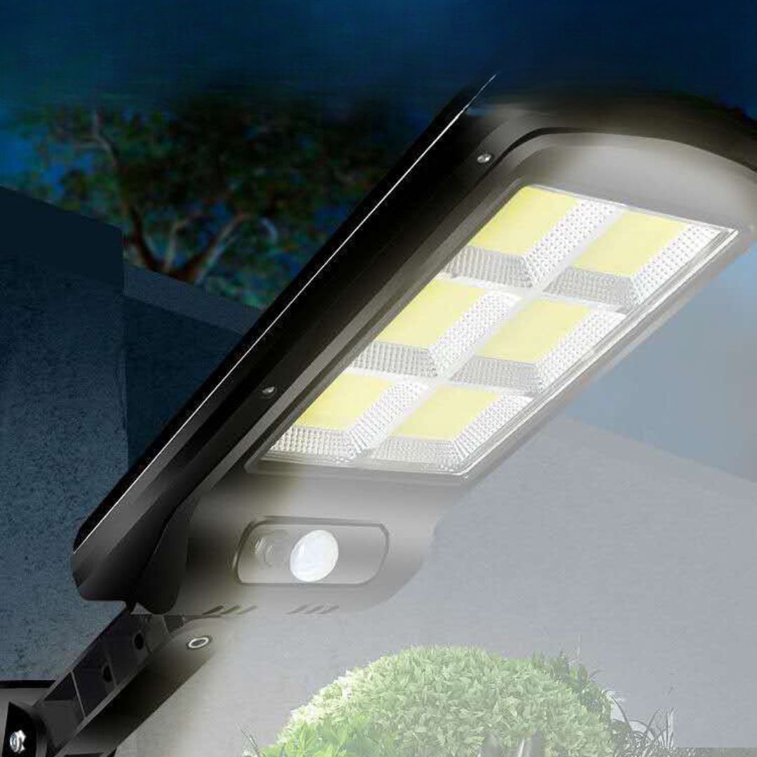 Solar-Powered Street Light with 4000 Lumens