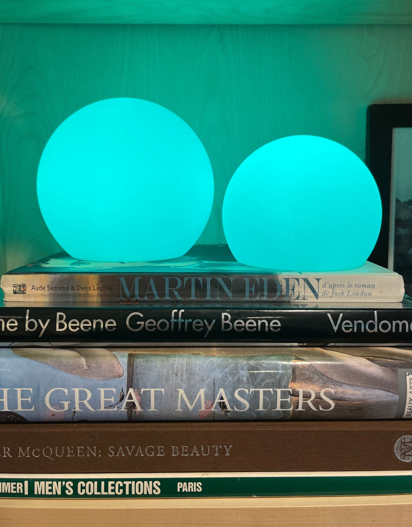 Wireless LED Table Lamp with 16 Color Options - Rechargeable Indoor and Outdoor Light