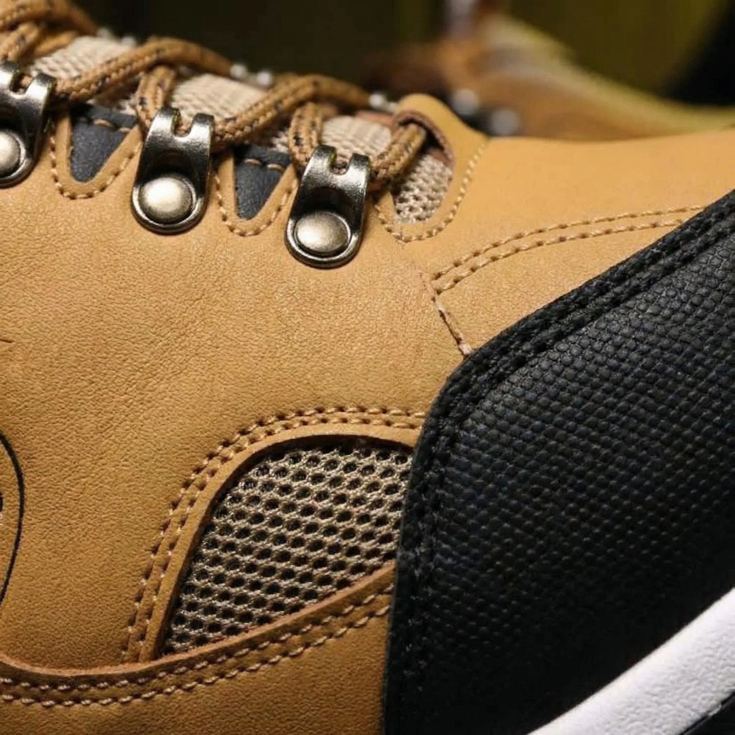 Low-Cut Hiking Shoes with Wide Toe Box and Shock-Absorbing Sole