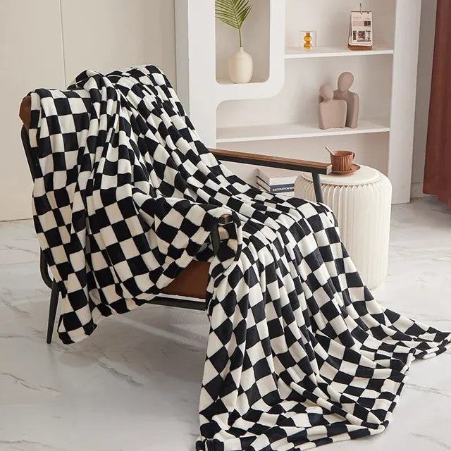 Chic Checkered Throw Blanket in Soft Polyester