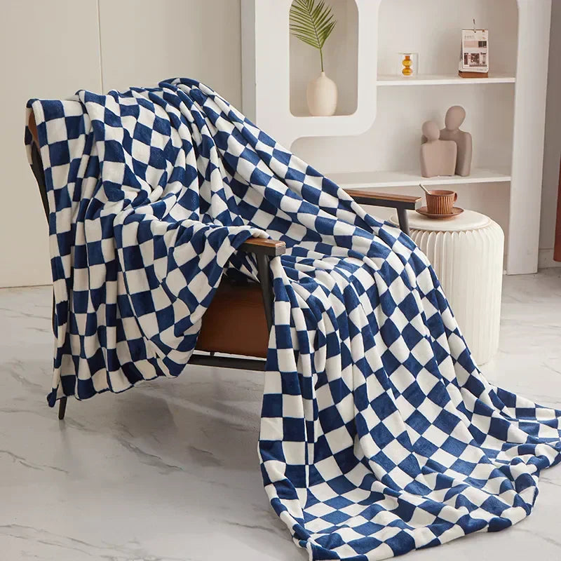 Chic Checkered Throw Blanket in Soft Polyester