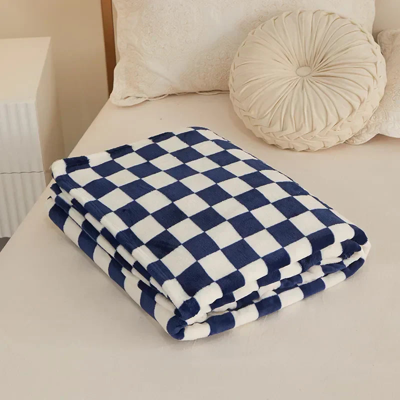 Chic Checkered Throw Blanket in Soft Polyester