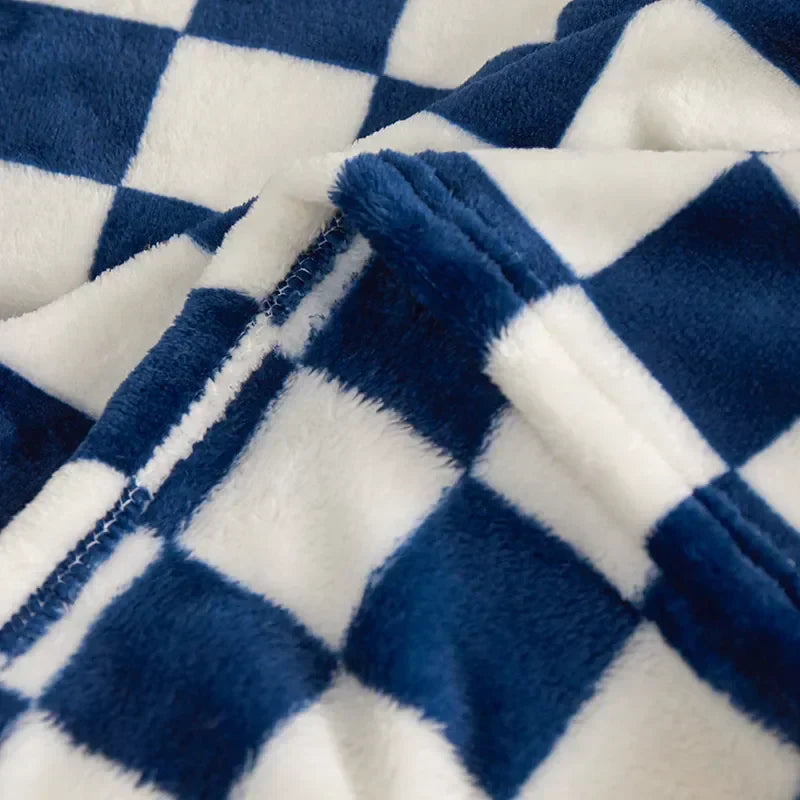 Chic Checkered Throw Blanket in Soft Polyester