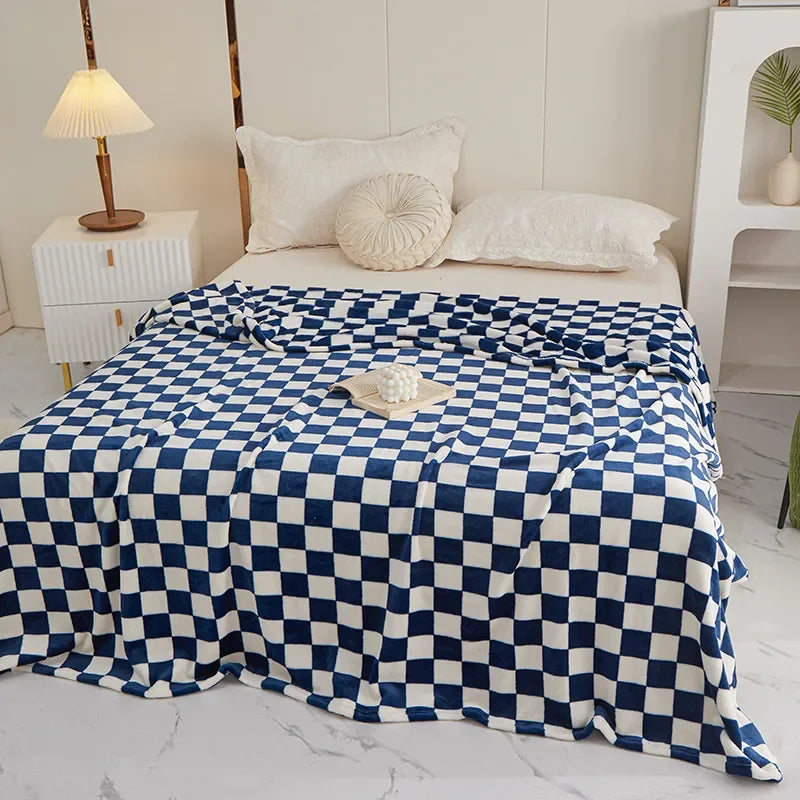 Chic Checkered Throw Blanket in Soft Polyester