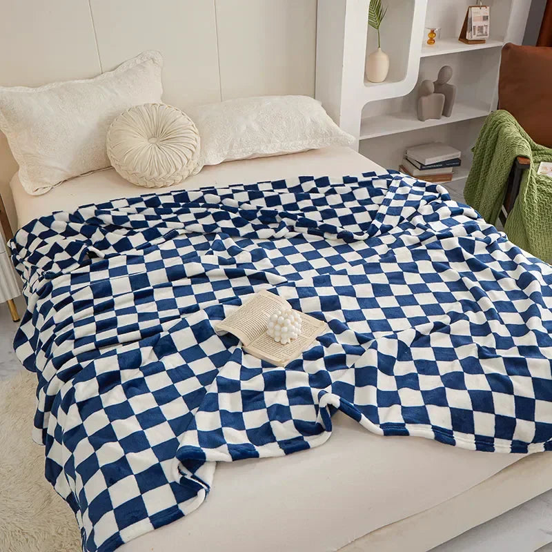 Chic Checkered Throw Blanket in Soft Polyester