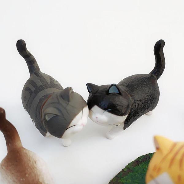 Miniature Walking Cat Figures with Rotating Heads - 9 Designs
