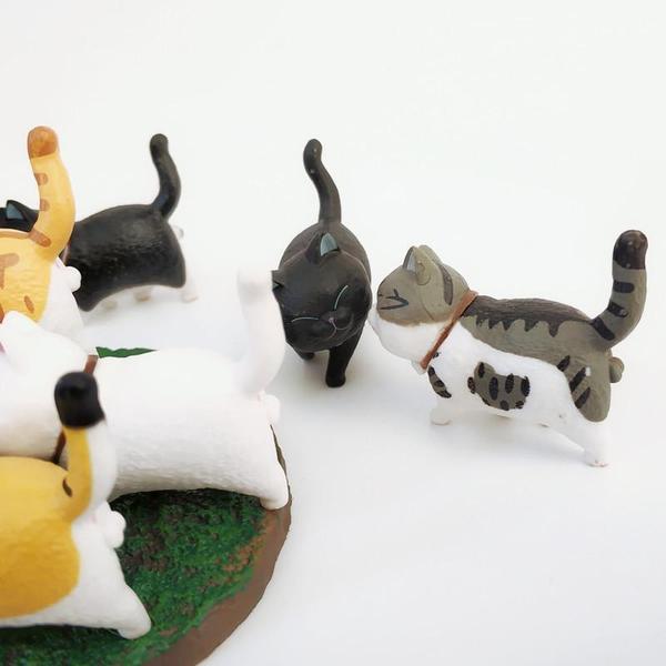 Miniature Walking Cat Figures with Rotating Heads - 9 Designs