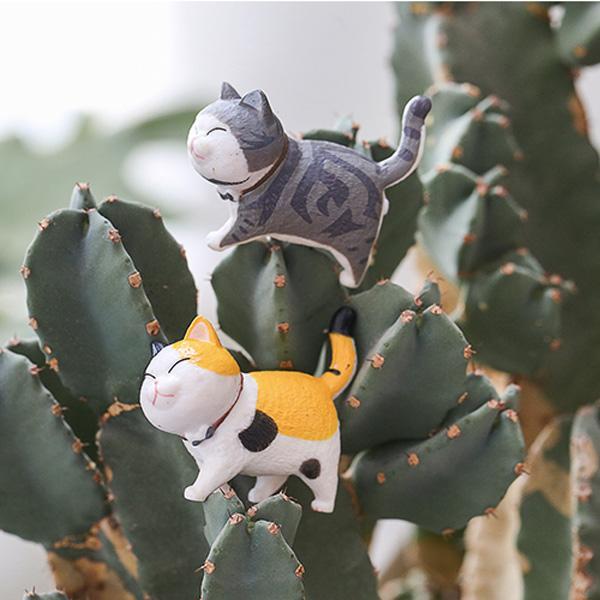 Miniature Walking Cat Figures with Rotating Heads - 9 Designs