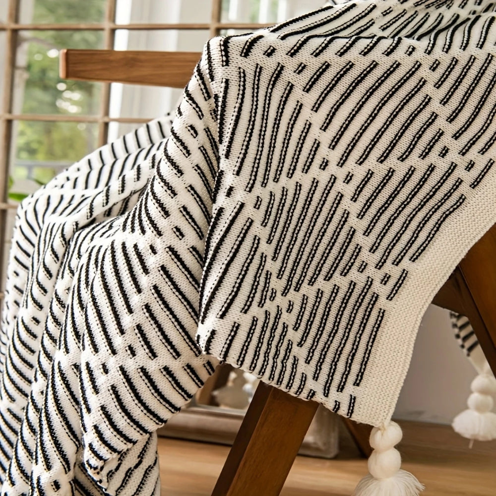 Tasselled Black and White Diamond Throw Blanket