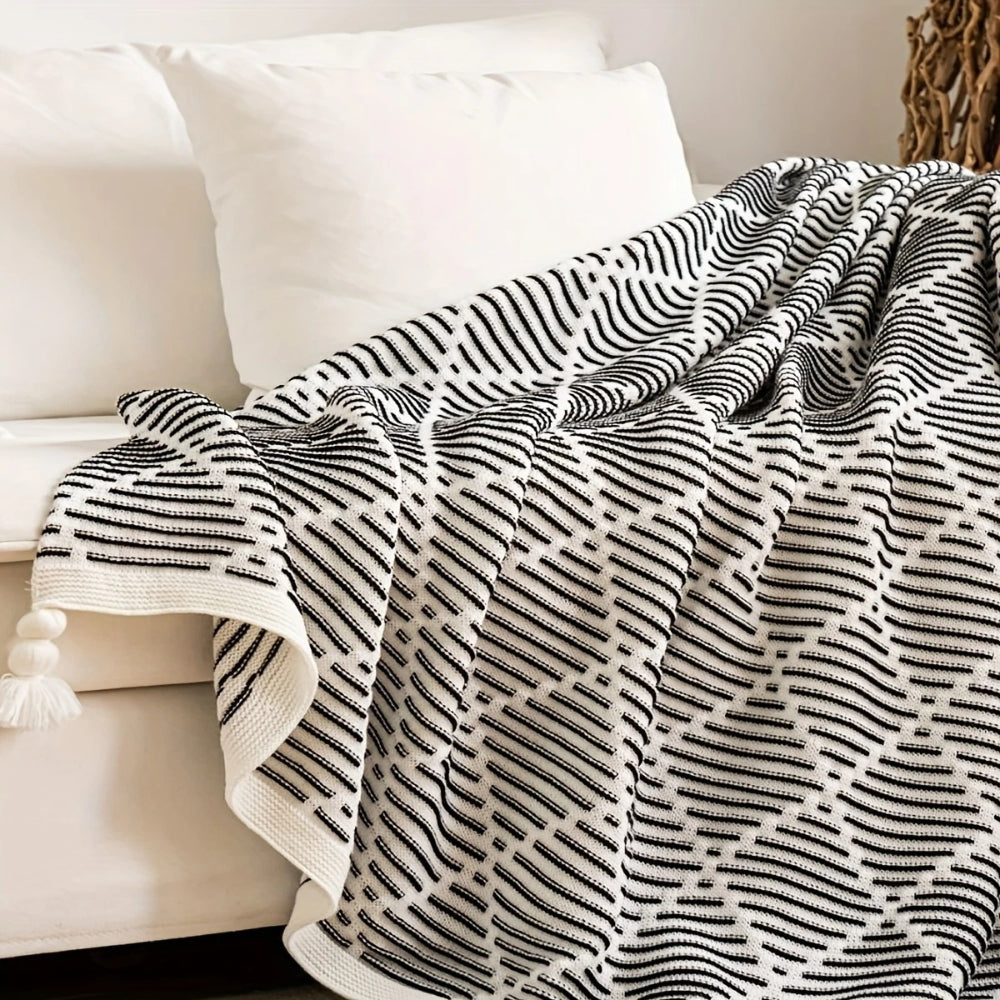Tasselled Black and White Diamond Throw Blanket