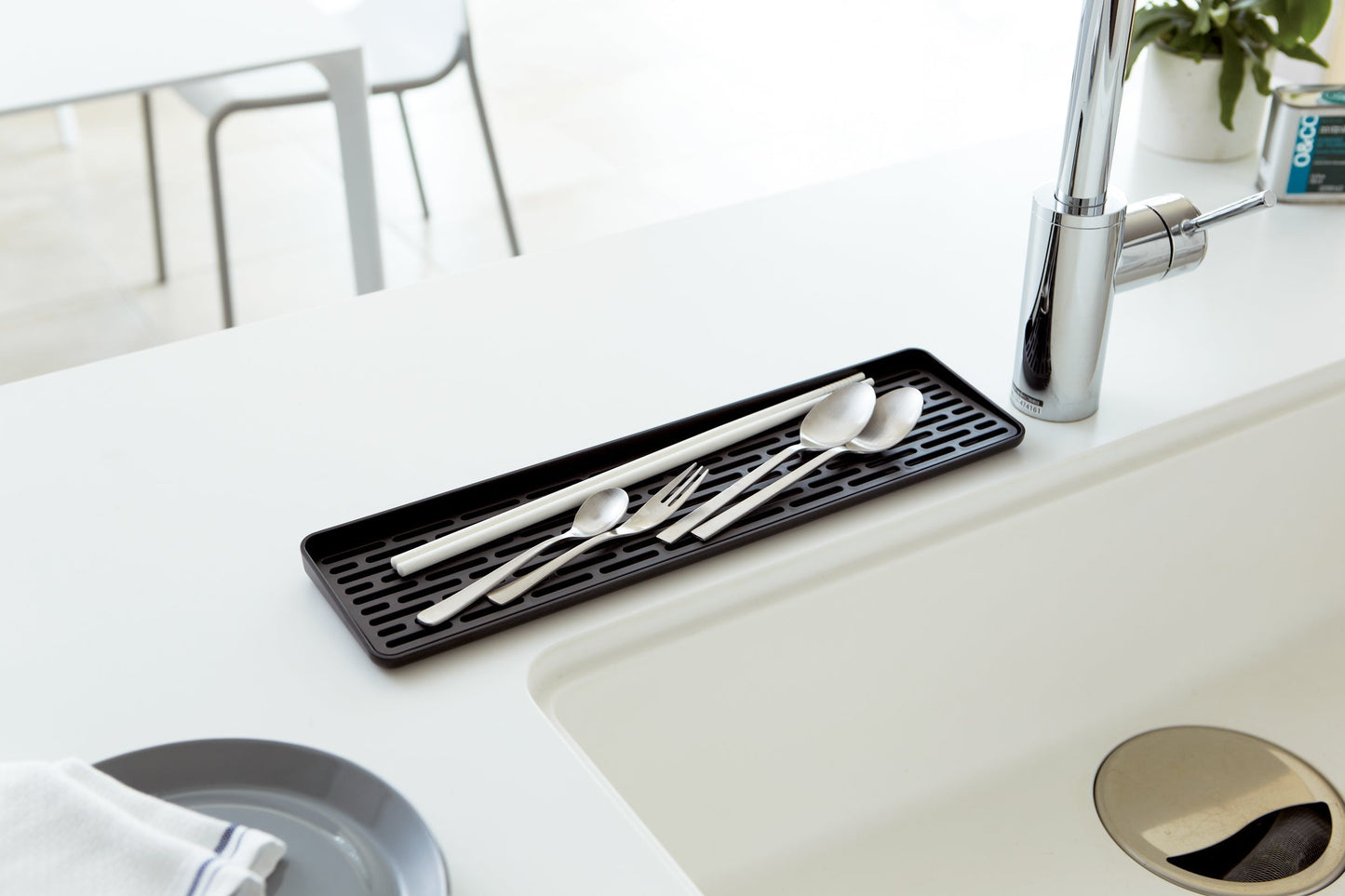 Narrow Dish Drying Mat with Elevated Design