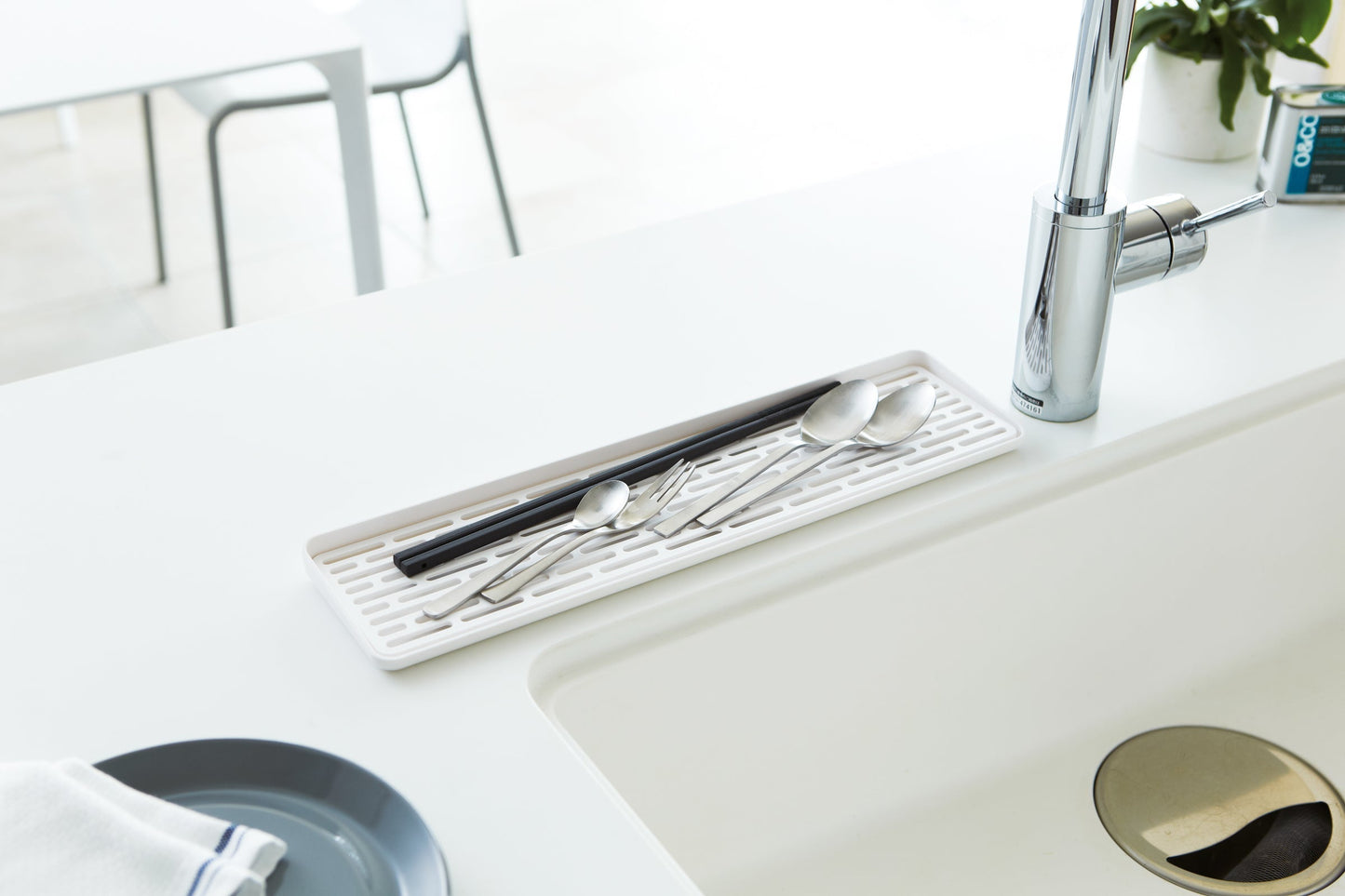 Narrow Dish Drying Mat with Elevated Design