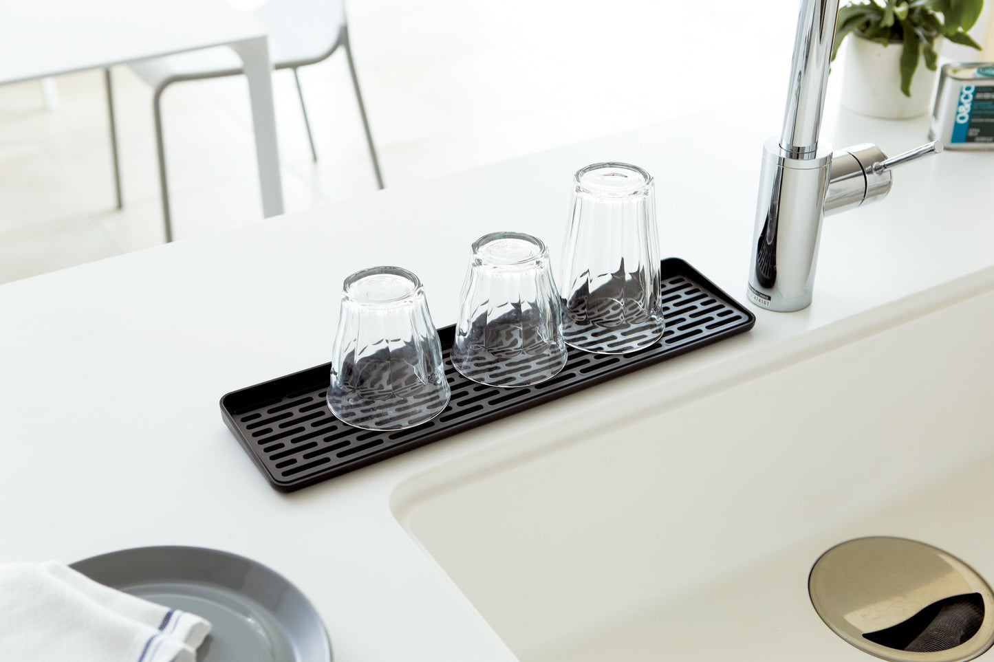Narrow Dish Drying Mat with Elevated Design