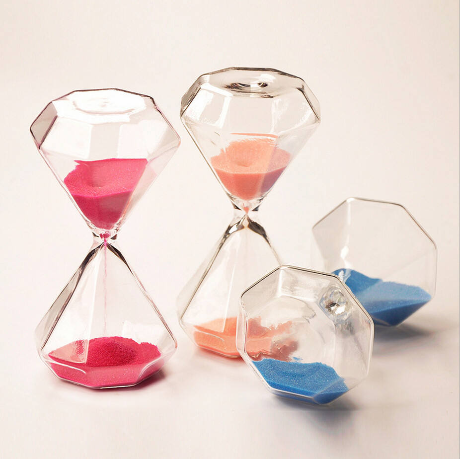 Diamond-Shaped Glass Hourglass with Colorful Sand - 5 to 60 Minute Timer