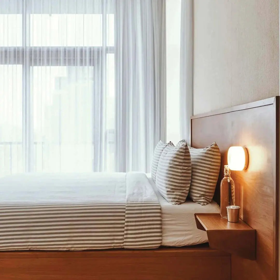 Contemporary LED Wall Light Fixture in Black or White