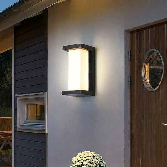 Modern Vertical LED Outdoor Lamp - Weather-Resistant Illumination