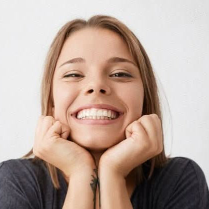 White Dental Prosthesis with Comfortable Lenses for a Radiant Smile