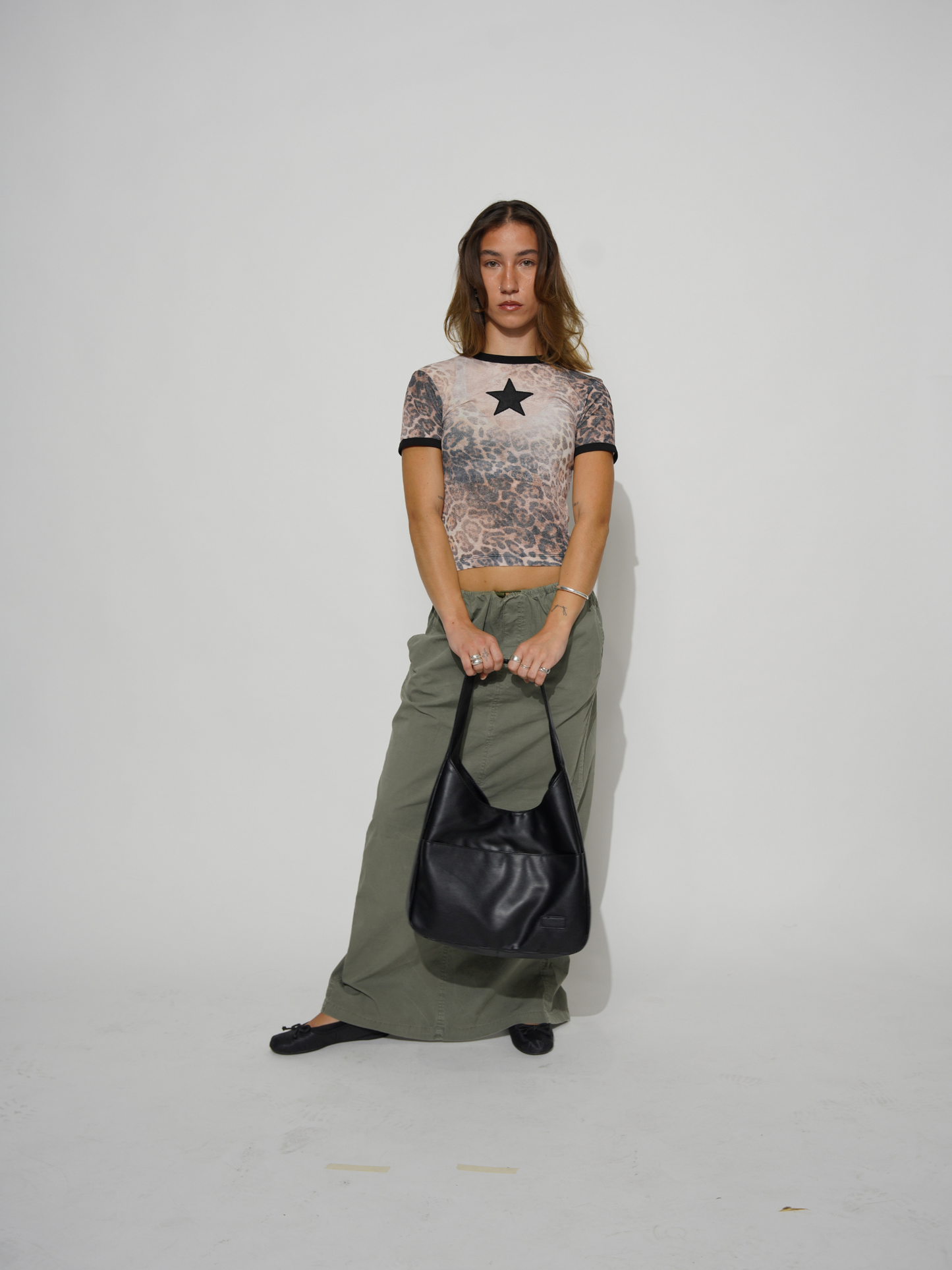 Minimalist Everyday Bag with Magnetic Closure and Adjustable Strap