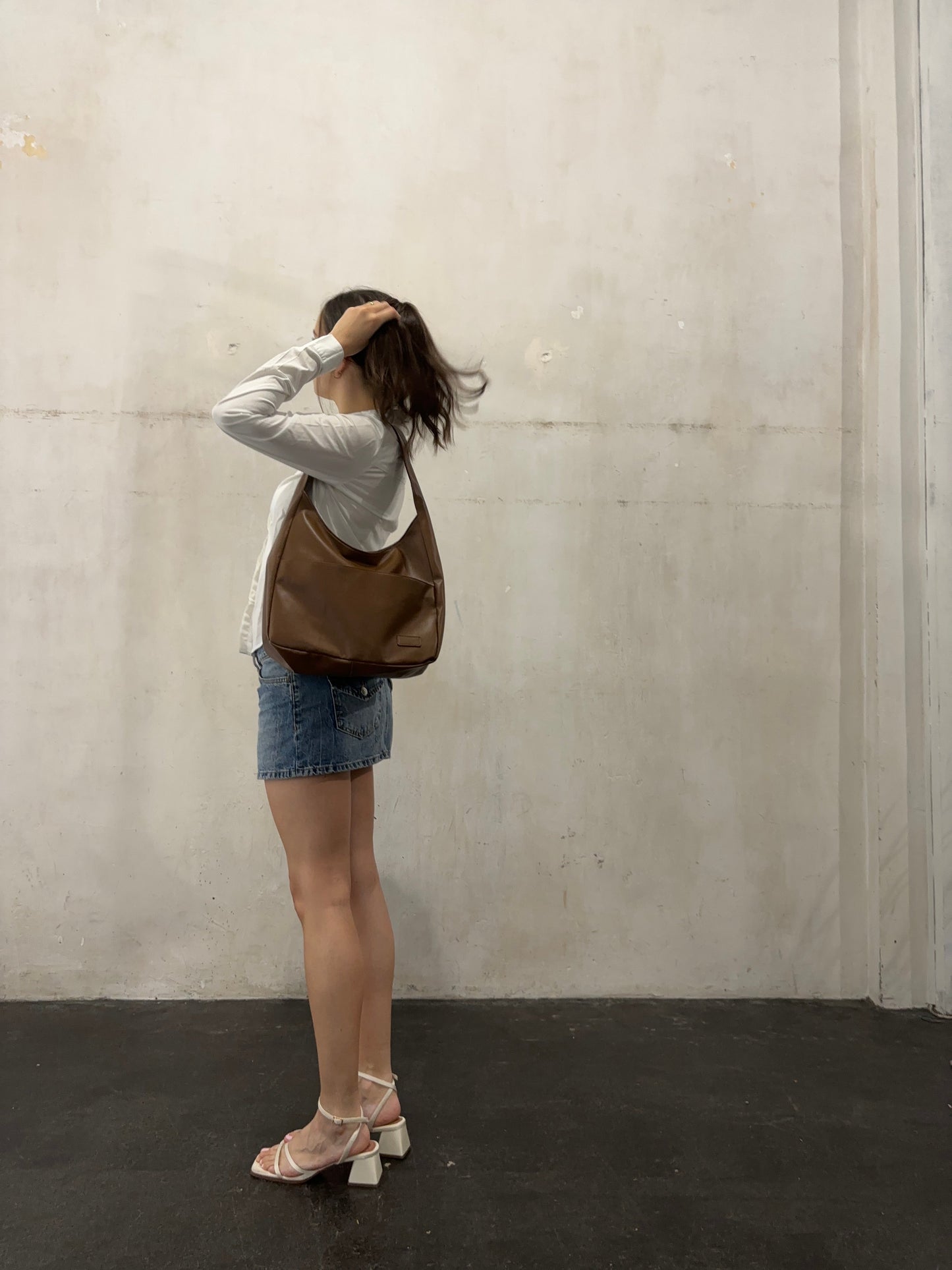 Minimalist Everyday Bag with Magnetic Closure and Adjustable Strap