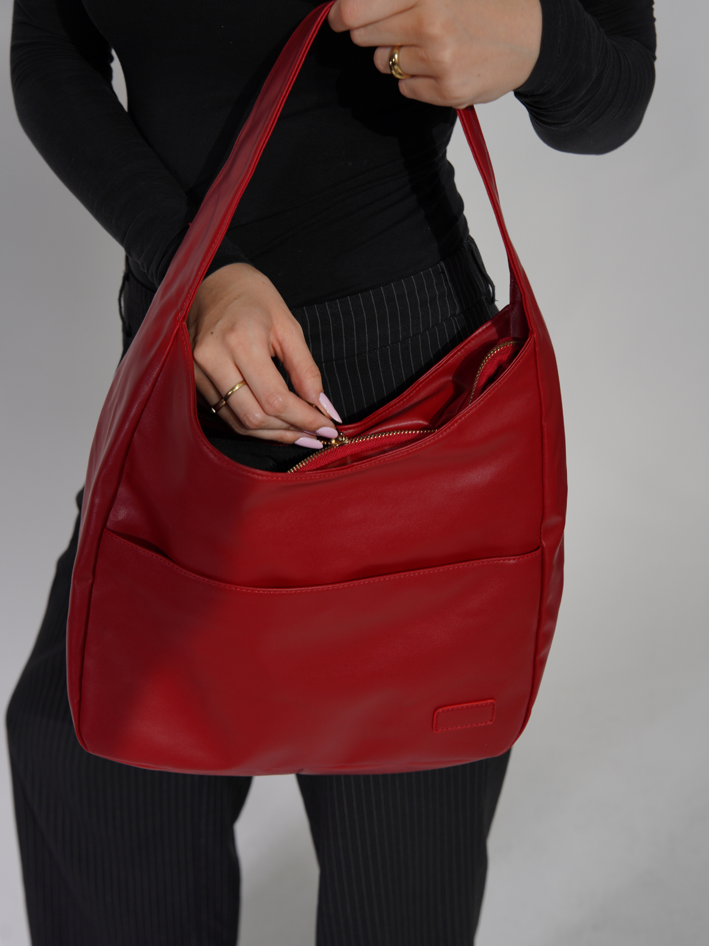 Minimalist Everyday Bag with Magnetic Closure and Adjustable Strap