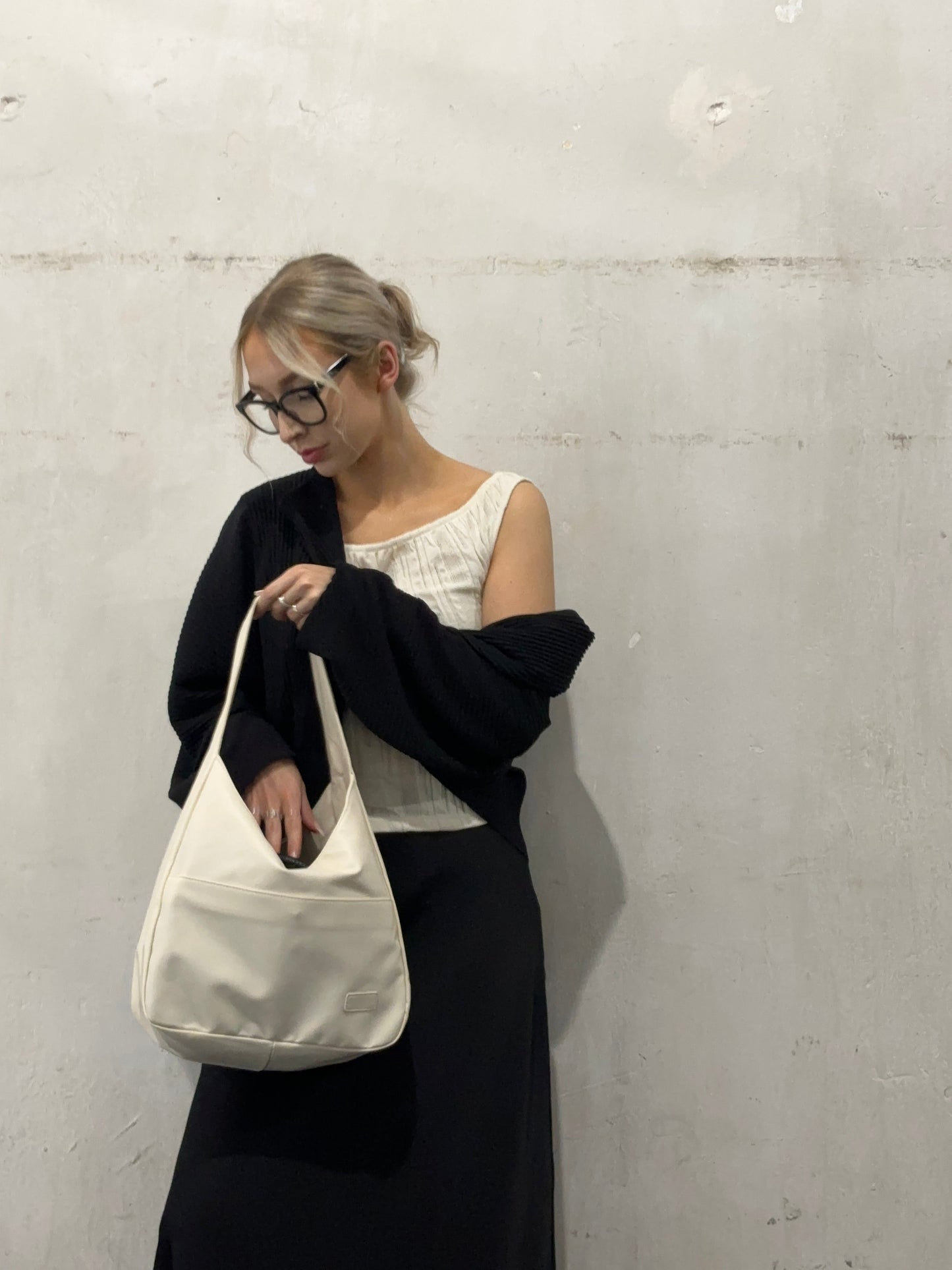Minimalist Everyday Bag with Magnetic Closure and Adjustable Strap