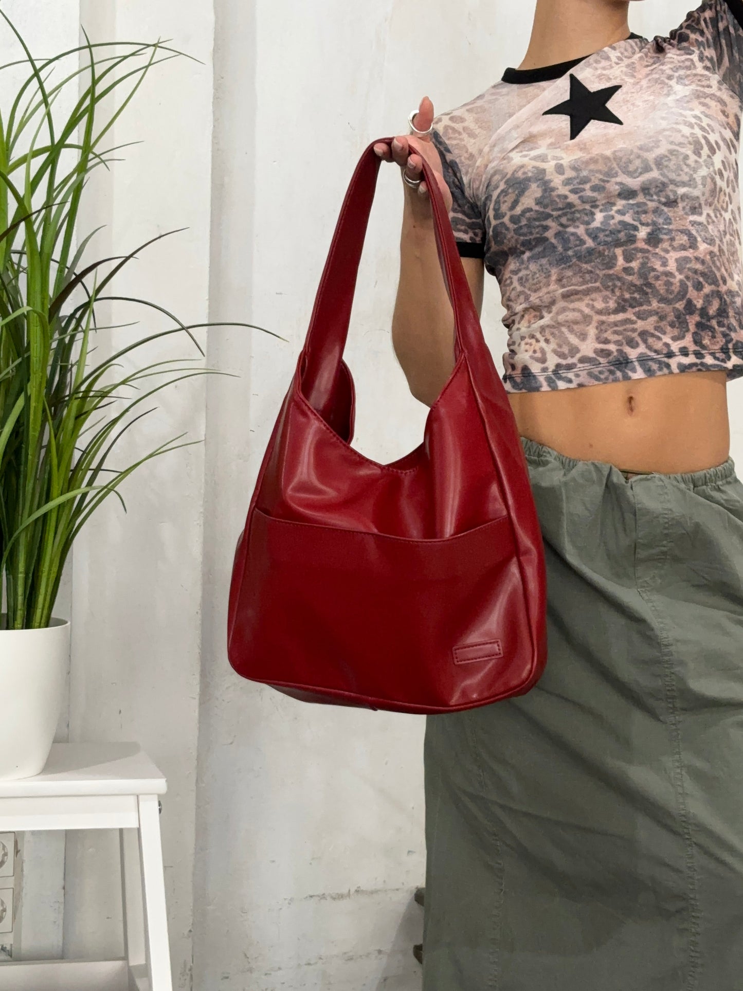 Minimalist Everyday Bag with Magnetic Closure and Adjustable Strap
