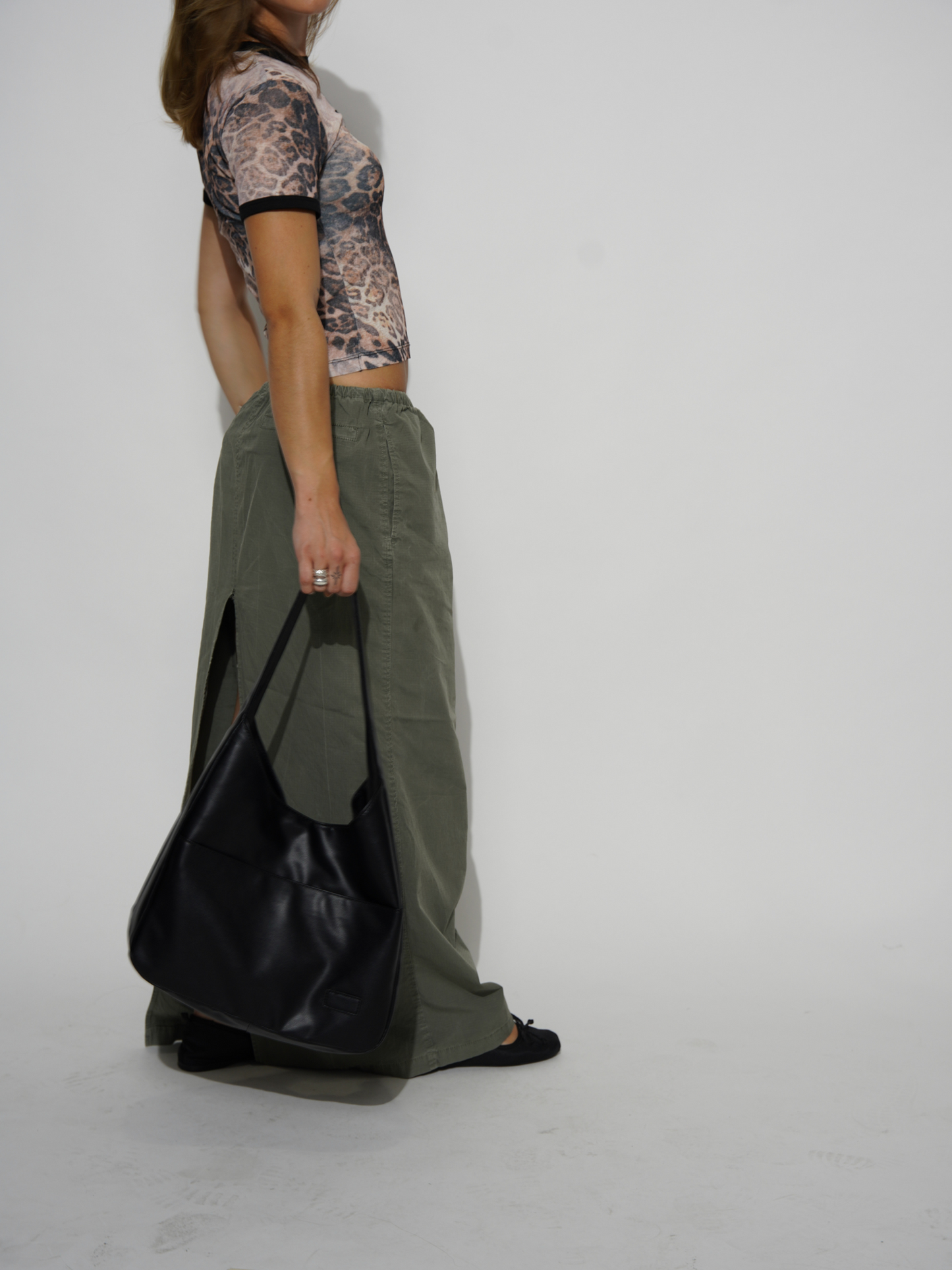Minimalist Everyday Bag with Magnetic Closure and Adjustable Strap
