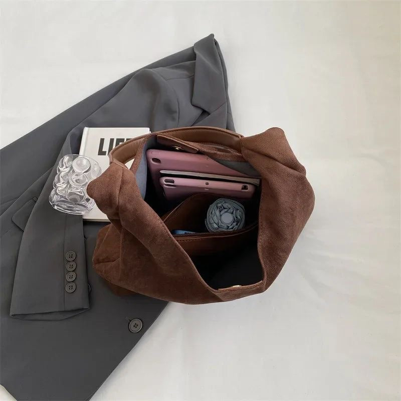 Spacious Elegant Shoulder Bag for Everyday and Evening Use