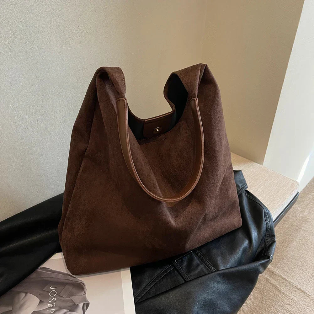 Spacious Elegant Shoulder Bag for Everyday and Evening Use