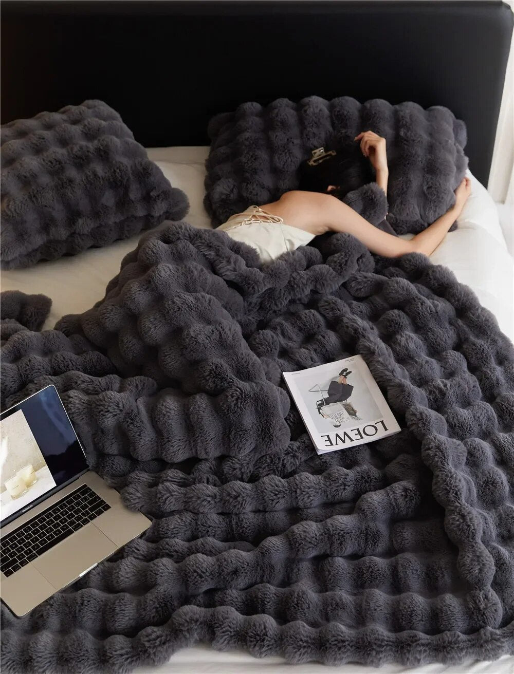Luxurious Plush Throw Blanket for All Seasons