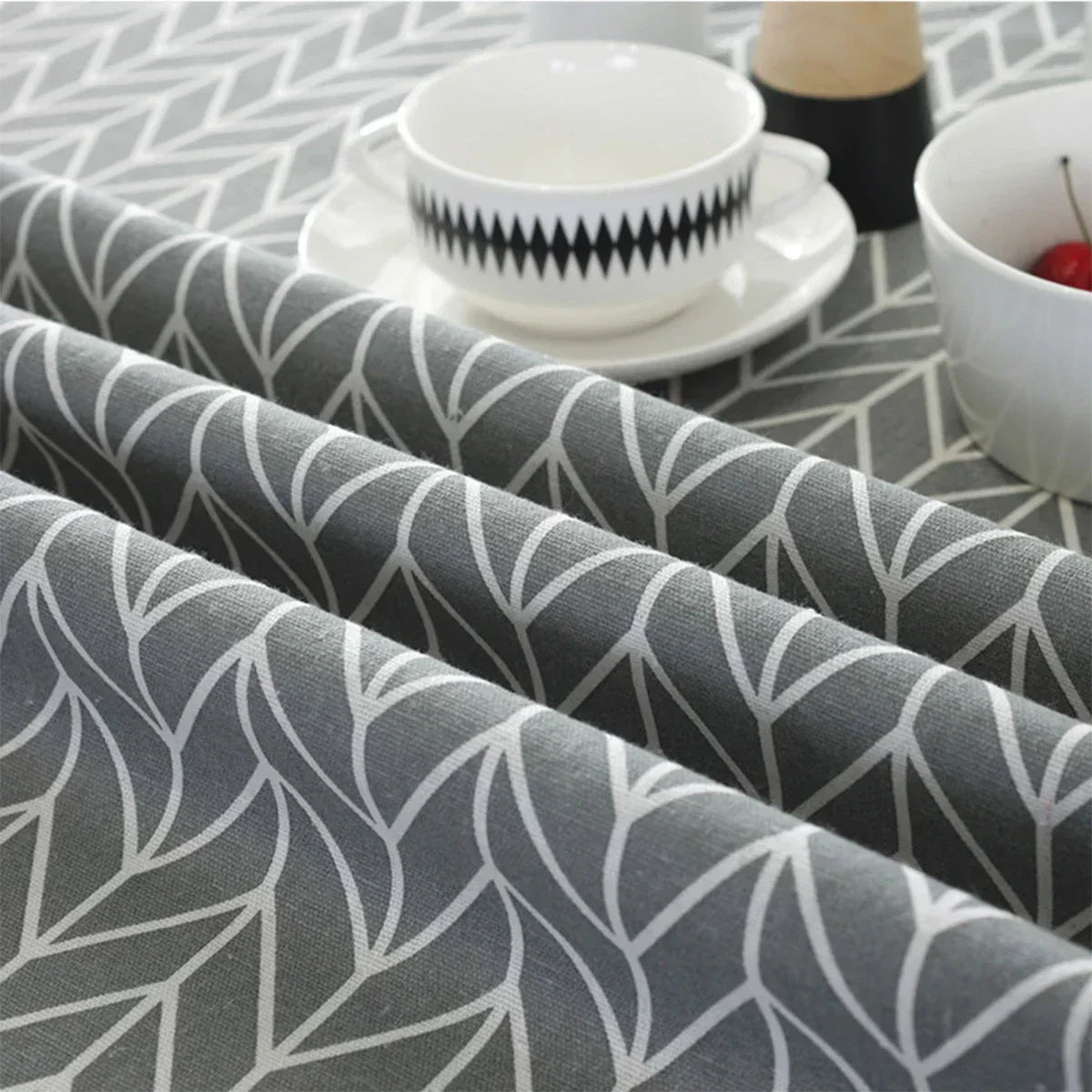 Round Houndstooth Tablecloth in Cotton-Linen Blend