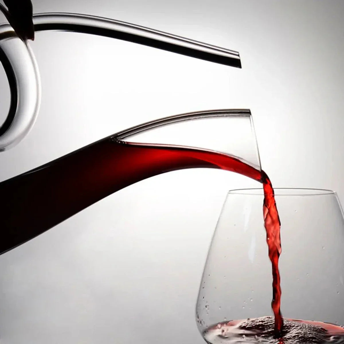Lead-Free Crystal Wine Decanter with Swirling Design for Optimal Aeration