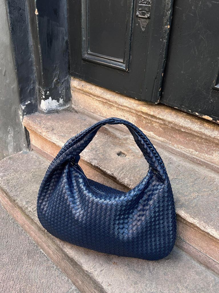 Multifunctional Lightweight Shoulder Bag for Travel and Everyday Use