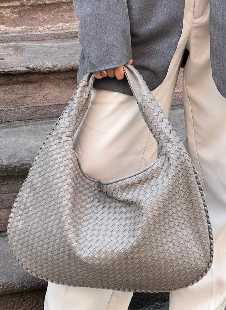 Multifunctional Lightweight Shoulder Bag for Travel and Everyday Use