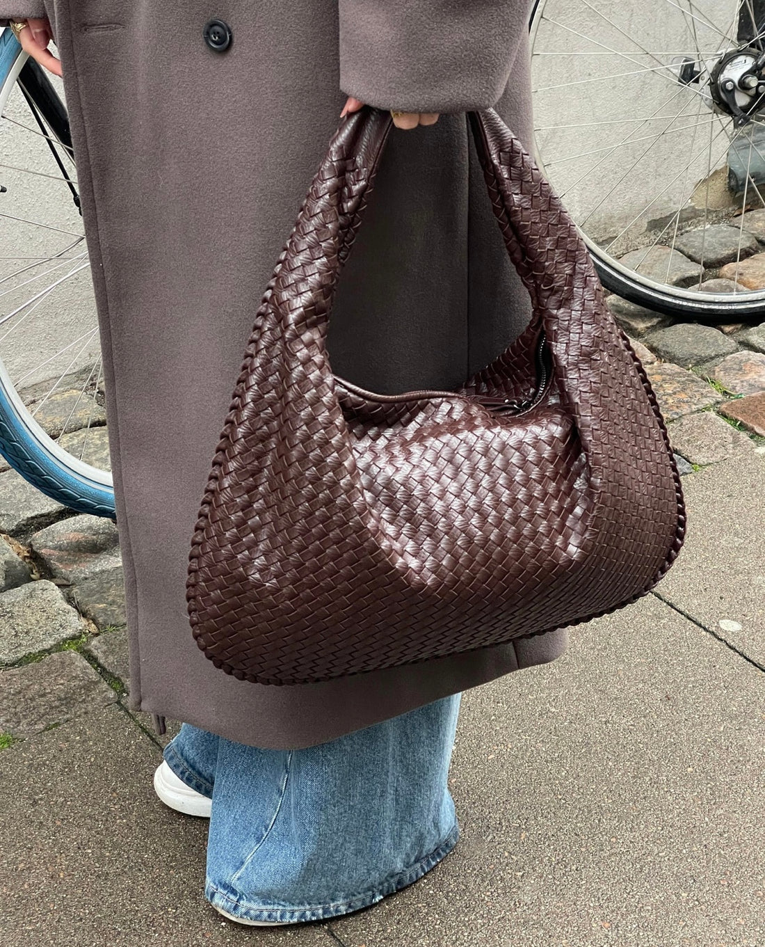 Multifunctional Lightweight Shoulder Bag for Travel and Everyday Use