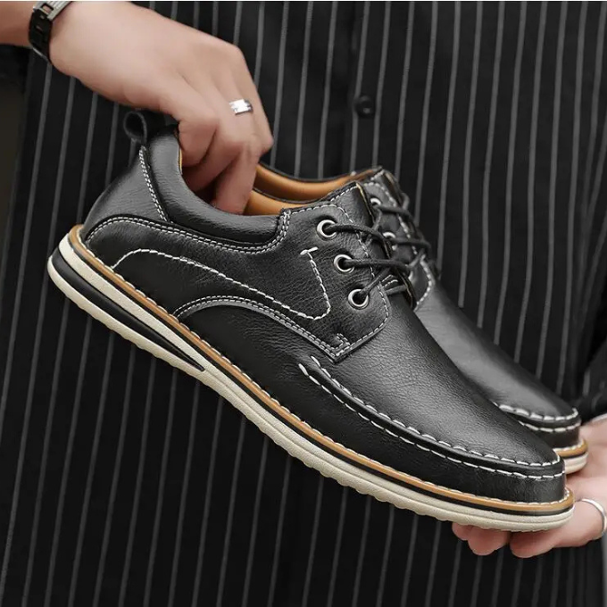 Men's Moc Toe Oxford Shoes with Padded Comfort and Contrast Stitching