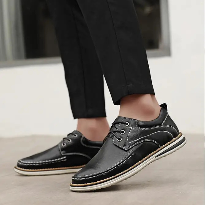 Men's Moc Toe Oxford Shoes with Padded Comfort and Contrast Stitching